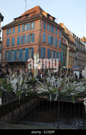 Menge in der Nähe von Colmar Weihnachtsmarkt, Elsass, Frankreich Stockfoto