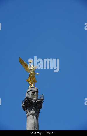 Der Engel der Unabhängigkeit, offiziell bekannt als eine Siegessäule befindet sich auf einem Kreisverkehr über den Paseo De La Reforma. Stockfoto