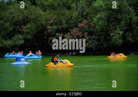 Jugendliche und Familien Bootfahren auf Lago Mayor de Chapultepec Park Chapultepec, Mexiko Stadt, Mexiko Stockfoto