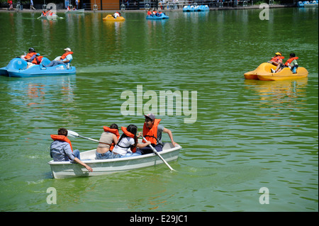 Jugendliche und Familien Bootfahren auf Lago Mayor de Chapultepec Park Chapultepec, Mexiko Stadt, Mexiko Stockfoto