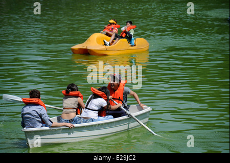 Jugendliche und Familien Bootfahren auf Lago Mayor de Chapultepec Park Chapultepec, Mexiko Stadt, Mexiko Stockfoto