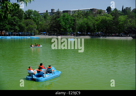 Jugendliche und Familien Bootfahren auf Lago Mayor de Chapultepec Park Chapultepec, Mexiko Stadt, Mexiko Stockfoto