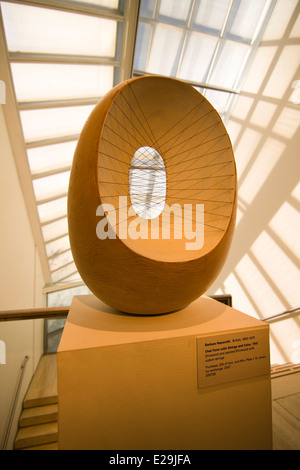 Hölzerne Skulptur mit dem Titel ovale Form mit Streichern und Farbe gegründet 1966 von Barbara Hepworth (1903-1975) Stockfoto