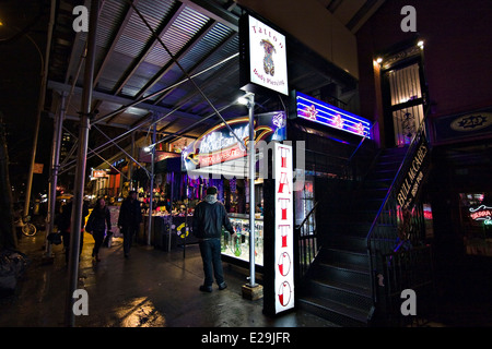 Sucht NYC Tattoo Shop & Bull McCabes Irish Pub in der Nacht in New Yorks Lower East Side Nachbarschaft von Greenwich Village Stockfoto