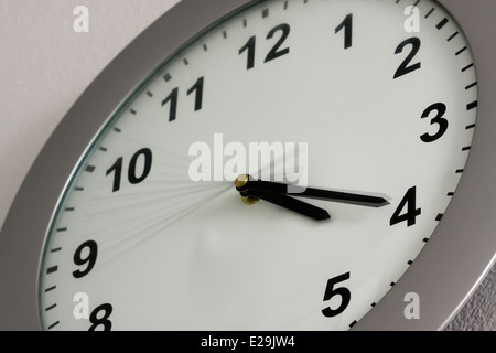 Grey Wall Clock zeigt die Zeit von 04:20 Stockfoto