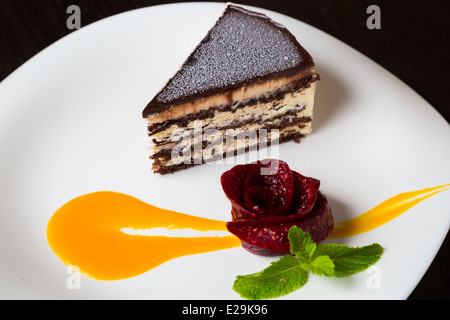 Käsekuchen auf weißen Teller Stockfoto