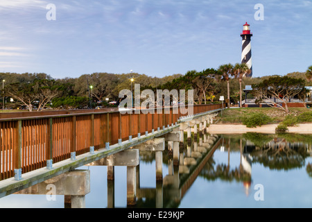 St. Augustine Lighthouse reflektieren die Bucht in den frühen Morgenstunden in St. Augustine in Florida. Stockfoto