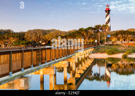 St. Augustine Lighthouse reflektieren die Bucht in den frühen Morgenstunden in St. Augustine in Florida. Stockfoto