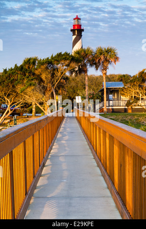 Licht des frühen Morgens fällt auf St. Augustine Lighthouse und einer Promenade in der Nähe in St. Augustine in Florida. Stockfoto
