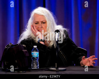 Los Angeles, Kalifornien, USA. 17. Juni 2014. Jefferson Airplane Sängerin GRACE SLICK bespricht ihre Karriere in der Musik und Malerei im GRAMMY Museum in L.A. Live. Bildnachweis: Brian Cahn/ZUMAPRESS.com/Alamy Live-Nachrichten Stockfoto