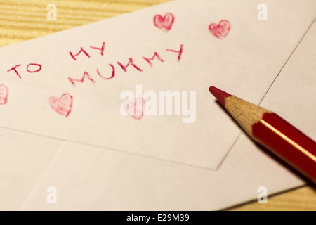 Kinder können sich auf Brief an seine Mutter für den Muttertag Stockfoto