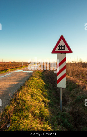 eine isolierte Bahnübergang im Plan von Friaul-Julisch-Venetien. Stockfoto