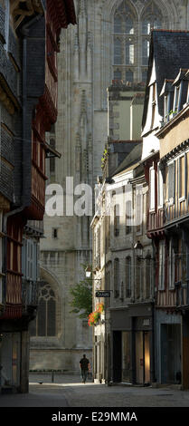 Frankreich, Finistere, Quimper, Rue Kereon und Kathedrale St. Corentin Stockfoto