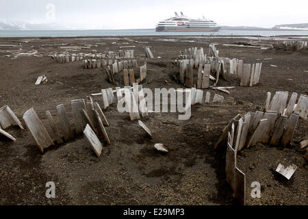 Antarktis Kreuzfahrt auf Boreal Schiff, Süd-Shetland-Inseln, Deception Island, Vulkankrater, Telefon Bay Whale station Stockfoto