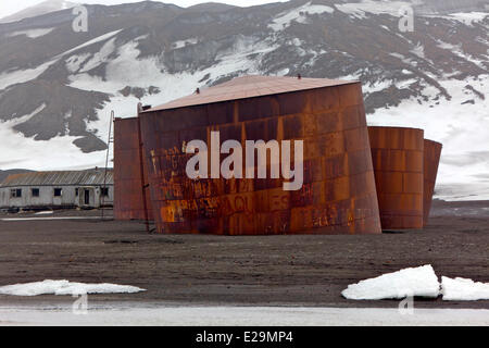 Antarktis Kreuzfahrt auf Boreal Schiff, Süd-Shetland-Inseln, Deception Island, Vulkankrater, Telefon Bay Whale station Stockfoto