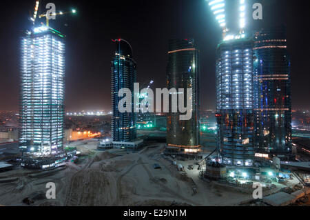 Vereinigte Arabische Emirate, Dubai Emirat, Jumeirah, Krane in Aktion auf der Bau Seite Gebäude Jumeirah Lake Stockfoto