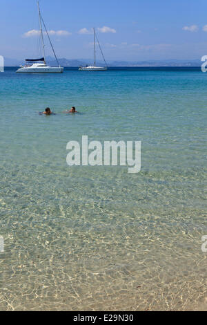 Frankreich, Var, Iles de Hyeres, Fahrtenkatamaran Lagoon 470 15 Meter Segelboot in Porquerolles im türkisblauen Wasser vor Anker Stockfoto