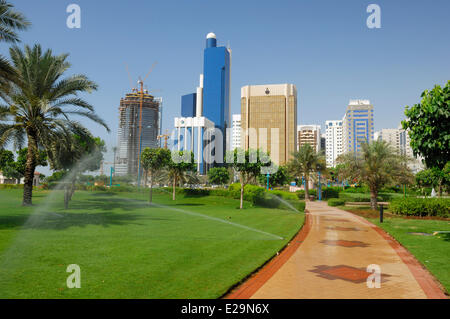 Vereinigte Arabische Emirate, Emirat Abu Dhabi, Abu Dhabi City, moderne Gebäude mit Blick auf die Family-Park Stockfoto