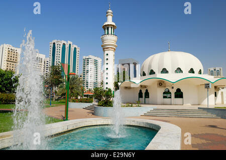 Vereinigte Arabische Emirate, Emirat Abu Dhabi, Abu Dhabi City, Brunnen vor der kleinen Moschee von Family Park Stockfoto