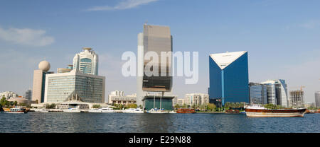 Vereinigte Arabische Emirate, Dubai Emirat Dubai, Dubai Creek Arm des Meeres mit den Gebäuden der National Bank of Dubai Stockfoto