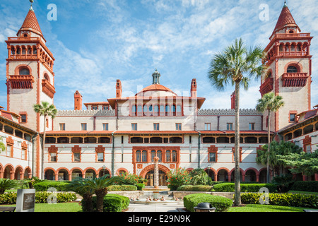 Innenhof des majestätischen Flagler College (ehemals Ponce de Leon Hotel) in St. Augustine, Florida, USA. Stockfoto