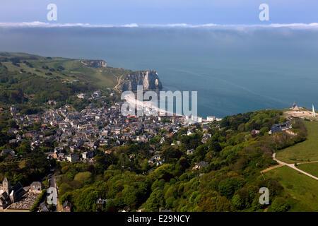 Frankreich, Seine Maritime, Pays de Caux, Cote d ' d'Albatre, Etretat, Etretat Klippen (Luftbild) Stockfoto