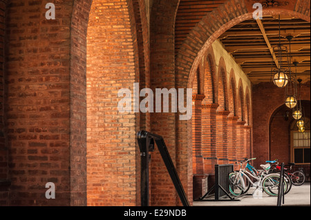 Student Fahrrad-Parken am Eingang Innenhof auf dem Flagler College-Campus in der Innenstadt von St. Augustine, Florida, USA. Stockfoto