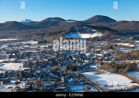 Frankreich, Puy de Dome, Charbonnieres Les Varennes, Weiler Paugnat, Chaine des Puys im Hintergrund (Luftbild) Stockfoto