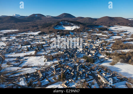 Frankreich, Puy de Dome, Charbonnieres Les Varennes, Weiler Paugnat, Chaine des Puys im Hintergrund (Luftbild) Stockfoto