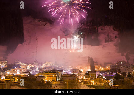 Frankreich, Haute Savoie, Aulps Tal, Morzine, Feuerwerk auf der Stirn des Schnees Stockfoto