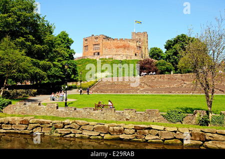 Aussicht auf die normannische Burg und Gärten mit den Fluss-Anker in den Vordergrund, Tamworth, England, Vereinigtes Königreich, West-Europa. Stockfoto
