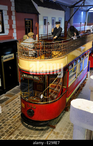 Großbritannien, Nordirland, Selbstabholermarkt in der Nähe von Belfast, Ulster Folk and Transport Museum, Anfang des zwanzigsten Jahrhunderts Straßenbahn Stockfoto