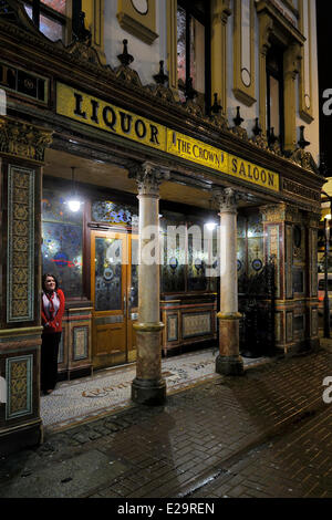 Großbritannien, Nordirland, Belfast, The Crown Liquor Saloon wurde 1826 gegründet und ist die einzigartige Pub gehören die Stockfoto