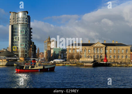 Großbritannien, Nordirland, Belfast, der Uferpromenade am Fluss Lagan, das Gebäude das Boot und die großen Fische durch Stockfoto