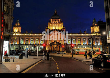 Großbritannien, Nordirland, Belfast, der City Hall am Donegall Square und Säule des Gedächtnisses der Titanic Stockfoto