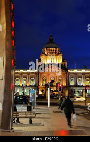 Großbritannien, Nordirland, Belfast, der City Hall am Donegall Square und Säule des Gedächtnisses der Titanic Stockfoto