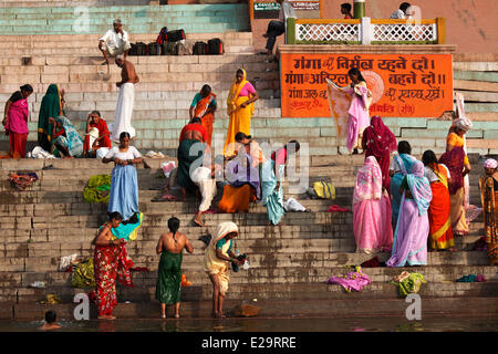 Indien, Uttar Pradesh State, Varanasi, Hindus Baden im Fluss Ganga (Ganges) Stockfoto