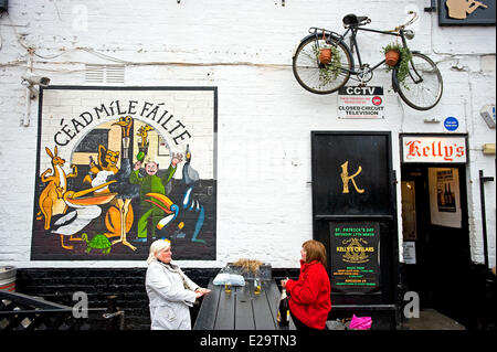 Großbritannien, Nordirland, Belfast, Kellys Keller im Jahre 1720 gebaut ist eines der ältesten Pubs in der Stadt und eines der besten Stockfoto