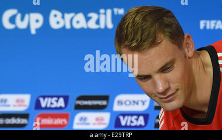 Torwart Manuel Neuer besucht eine Pressekonferenz des deutschen Fußball-Nationalmannschaft in der Arena Fonte Nova Stadion in Salvador da Bahia, Brasilien, 15. Juni 2014. Deutschland wird Portugal in ihre Gruppe G vorläufige Vorrundenspiel bei der FIFA WM 2014 am 16. Juni 2014 in Salvador da Bahia zu stellen. Foto: Marcus Brandt/Dpa (Einschränkungen: redaktionelle Nutzung, nicht ausschließlich in Verbindung mit einem kommerziellen Unternehmen - Bilder dürfen nicht verwendet werden, in irgendeiner Form von alert-Dienst oder Push-Dienst von jeder Art einschließlich per Benachrichtigung Mobildienste Downloads auf mobilen Geräten oder MMS-messaging - Bilder müssen erscheinen als Stockfoto