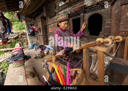 Nepal, Bagmati Zone, Rasuwa Distrikt, Trisuli-Tal, Gatlang, Tamang Heritage Trail, traditionellem Handwerk; Webmaschine Stockfoto