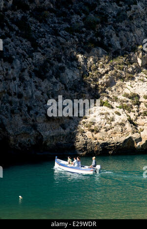 Malta, Insel Gozo, Dwejra, Dghajsa oder Luzzu typischen kleinen Fischerboot in das Binnenmeer Stockfoto