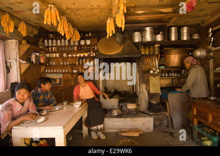 Nepal, Sagarmatha Zone, Khumbu-Region, trek Everest Base Camp, Bupsa, Mittagessen in einem Sherpa-Haus Stockfoto