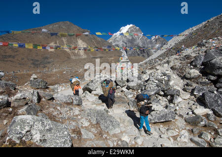 Nepal, Sagarmatha Zone Khumbu-Region, Trek Everest Base Camp, Sherpa Träger oben auf einen pass Stockfoto