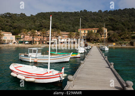 Frankreich, Var, Iles d'Hyeres, Port-Cros-Nationalpark, Ile de Port-Cros, Hafen Stockfoto