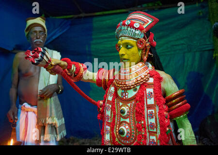 Indien, Bundesstaat Kerala, in der Nähe von Kannur, Teyyam Zeremonie, Gott abbildende Stockfoto