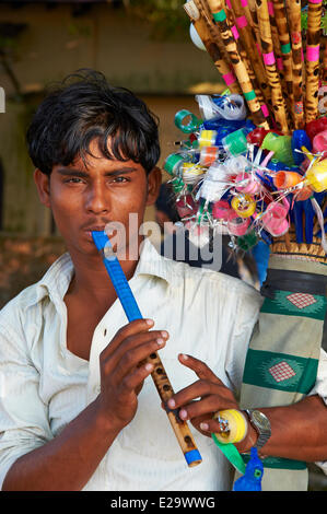 Indien, Bundesstaat Kerala Fort Cochin oder Kochi, indischen Jüngling auf der Querflöte spielen Stockfoto