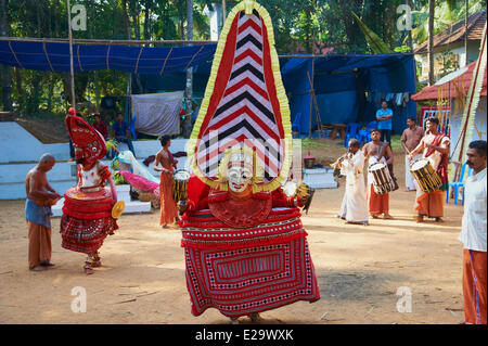 Indien, Bundesstaat Kerala, in der Nähe von Kannur, Teyyam Zeremonie, Gott abbildende Stockfoto