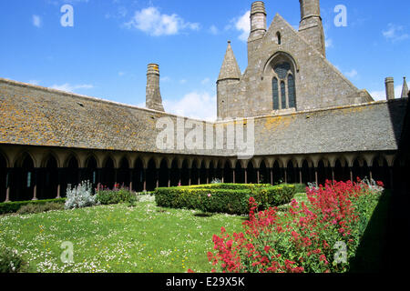 Frankreich, Manche, Bucht des Mont Saint Michel, aufgeführt als Weltkulturerbe der UNESCO, Mont Saint Michel, Abtei, Garten im Innenhof Stockfoto