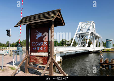 Frankreich, Calvados, Batterie, Pegasus-Brücke, Brett am Eingang der Brücke Stockfoto