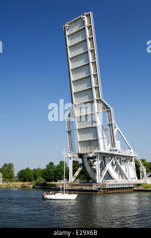 Frankreich, Calvados, Batterie, Pegasus-Brücke, Brücke in vertikaler position Stockfoto